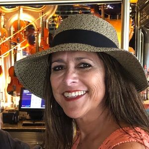 Meet your Posher, Lori